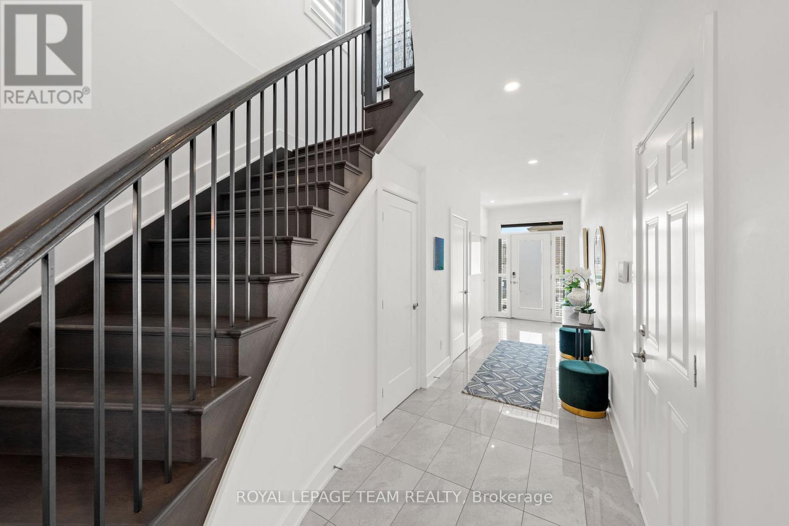 143 Avro Circle, Ottawa, Ontario  K1K 4K7 - Photo 4 - X12861656