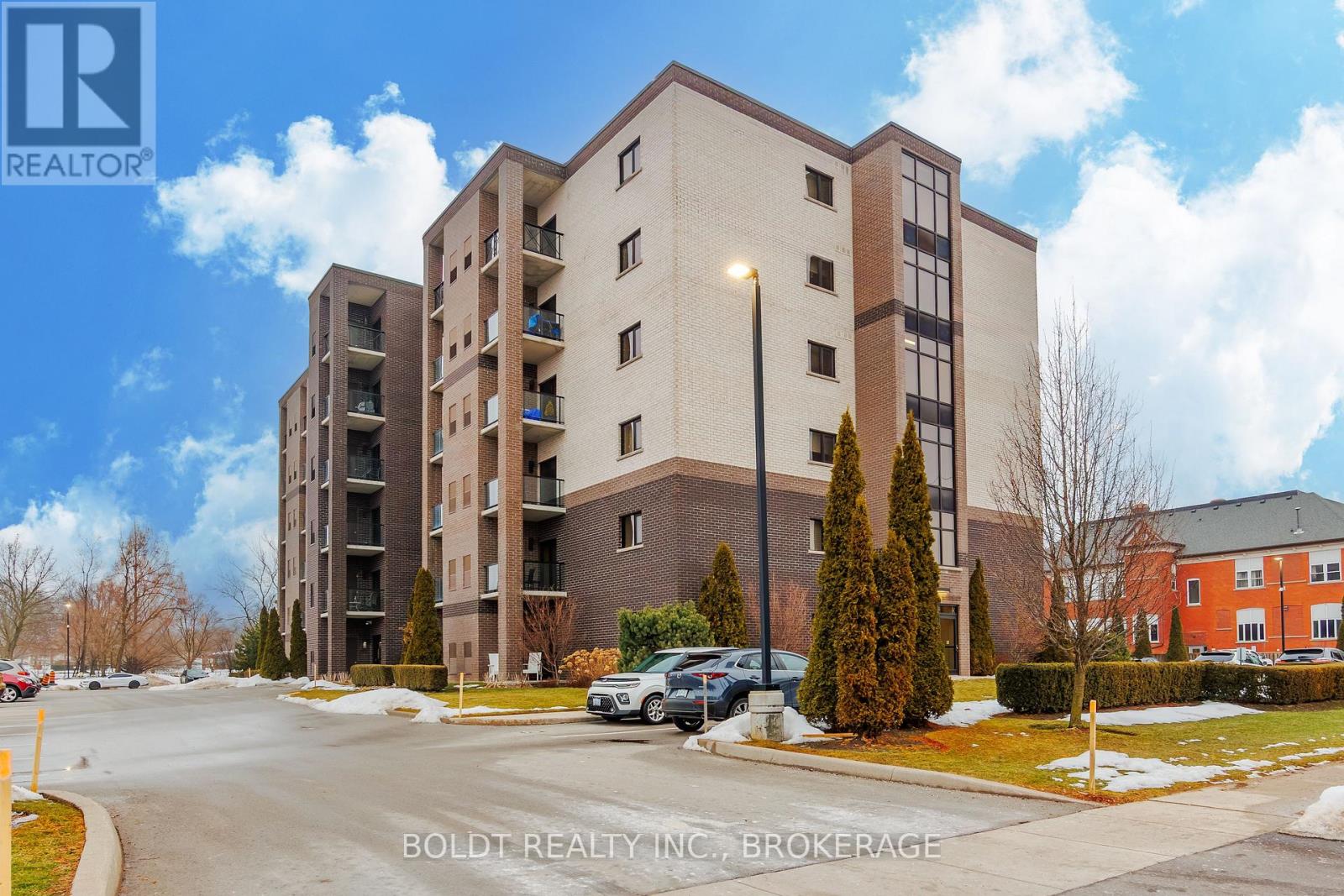 304 - 5837 Dunn Street, Niagara Falls, Ontario  L2G 0X7 - Photo 1 - X12861788