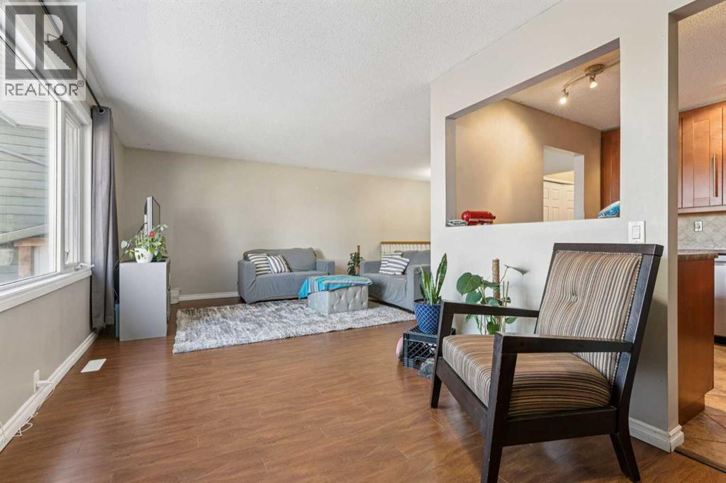 70 Midridge Gardens Se, Calgary, Alberta  T2X 1C3 - Photo 3 - A2282145