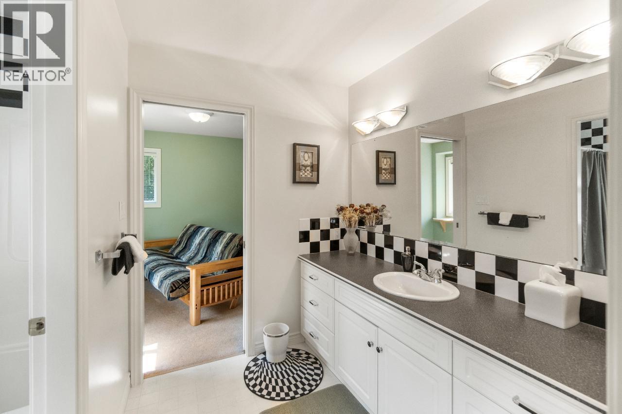 880 Waterloo Road, Castlegar, British Columbia  V1N 4K8 - Photo 45 - 10378544