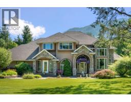 880 WATERLOO Road, Castlegar, British Columbia