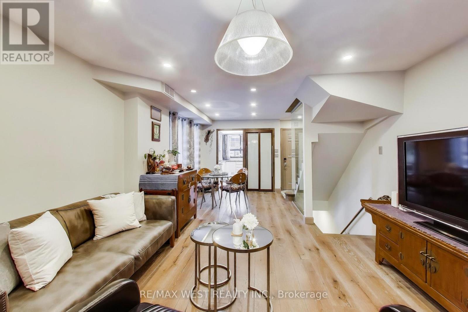 21 Dundonald Street, Toronto, Ontario  M4Y 1K3 - Photo 5 - C12861140