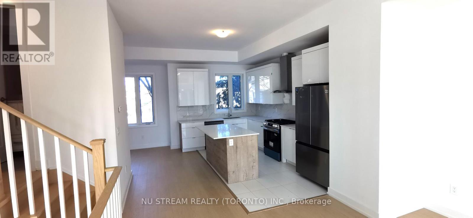 9 Carl Hill Lane, Richmond Hill, Ontario  L4C 5W8 - Photo 3 - N12861626