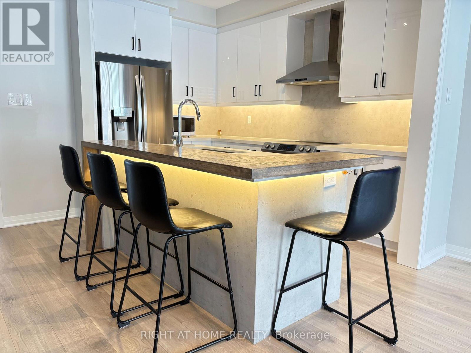 95 Shepherd Drive, Barrie, Ontario  L9J 0K4 - Photo 3 - S12742514