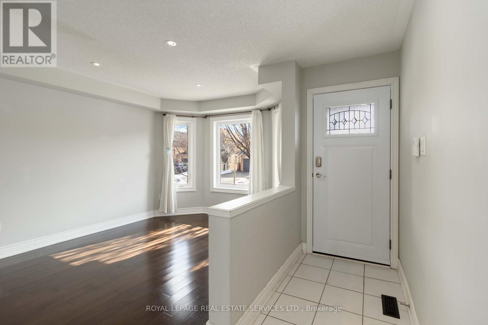 2400 Bankside Drive, Mississauga, Ontario  L5M 6E6 - Photo 2 - W12848450