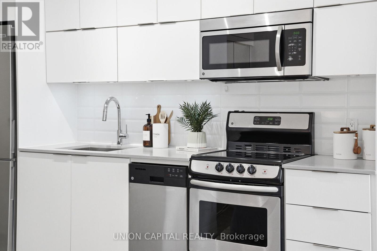 305 - 56 Annie Craig Drive, Toronto (Mimico), Ontario  M8V 0C8 - Photo 3 - W12861428