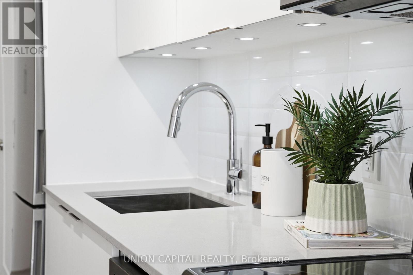 305 - 56 Annie Craig Drive, Toronto (Mimico), Ontario  M8V 0C8 - Photo 4 - W12861428