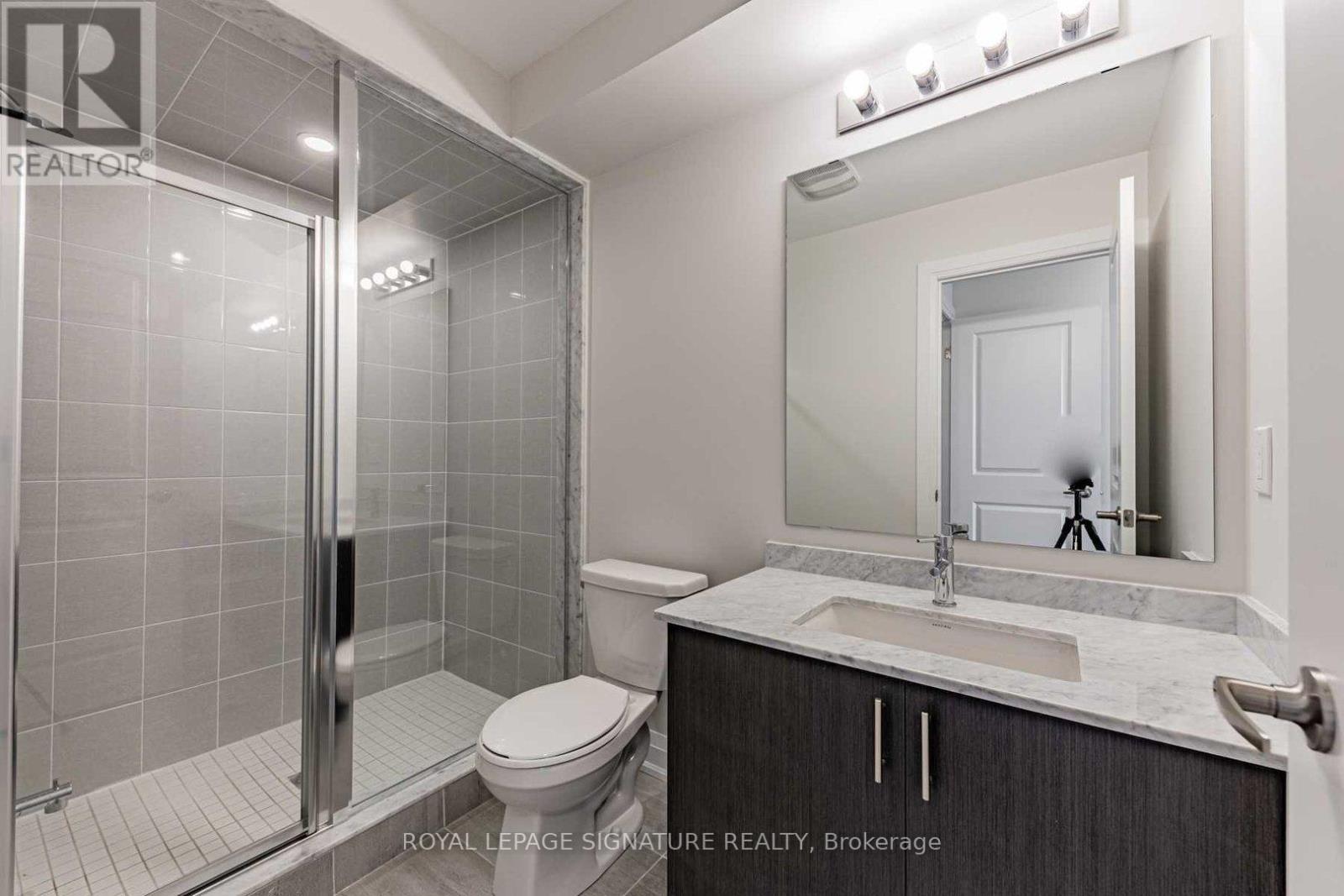 Upper - 61 Creekbank Road, Toronto (Rustic), Ontario  M6L 0A3 - Photo 6 - W12861644