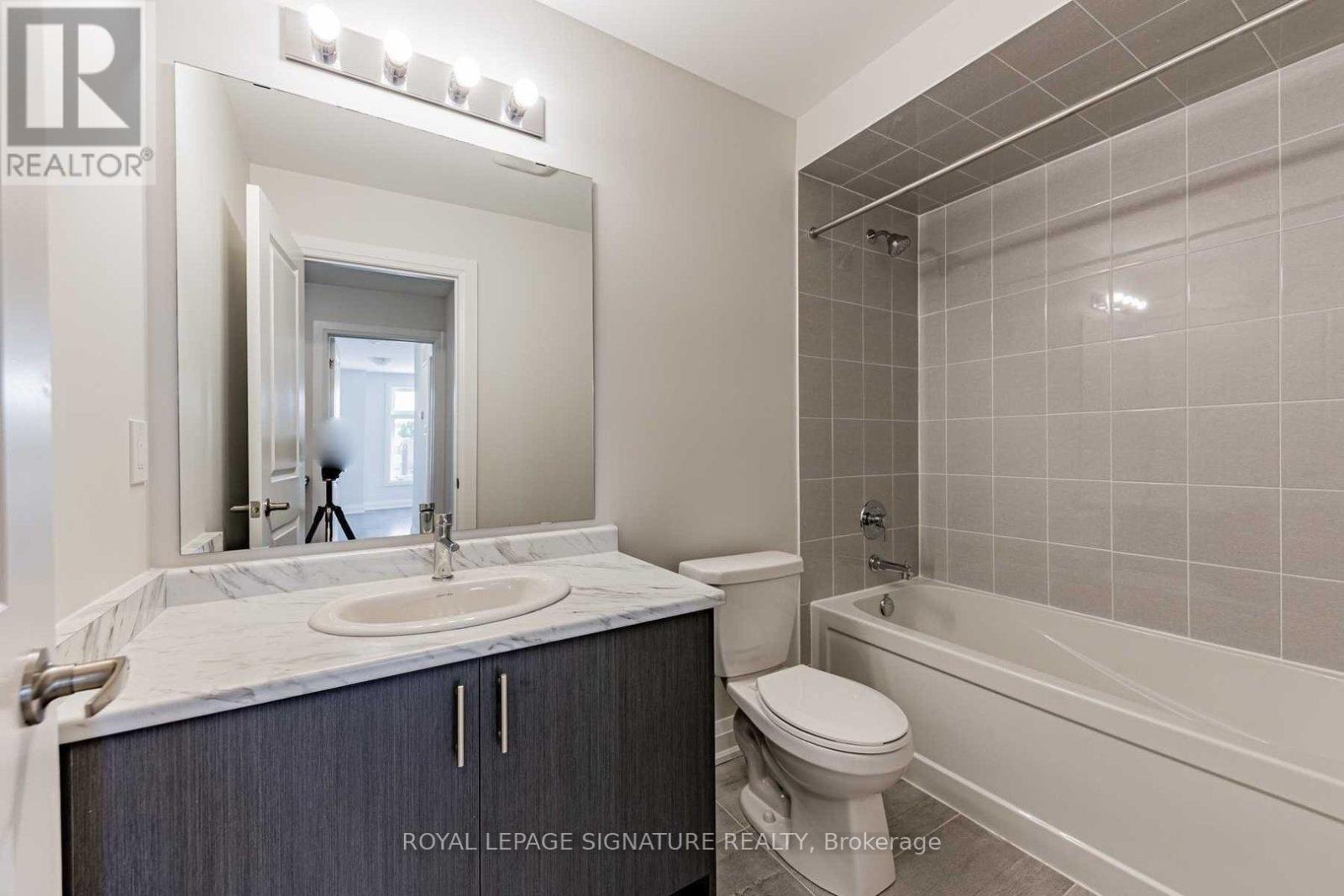 Upper - 61 Creekbank Road, Toronto (Rustic), Ontario  M6L 0A3 - Photo 7 - W12861644