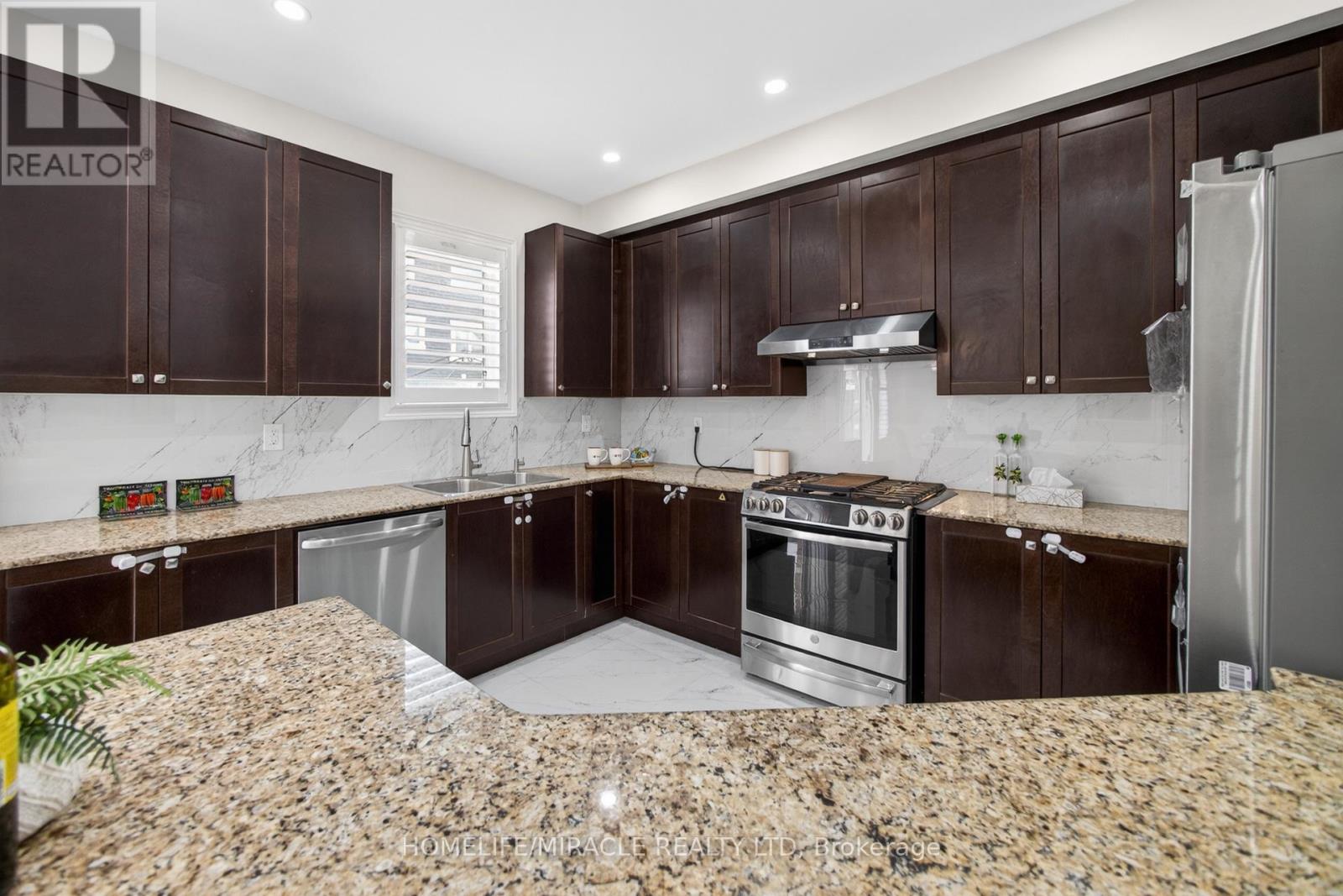 9 Baby Pointe Trail, Brampton (Northwest Brampton), Ontario  L7A 0W1 - Photo 17 - W12861714