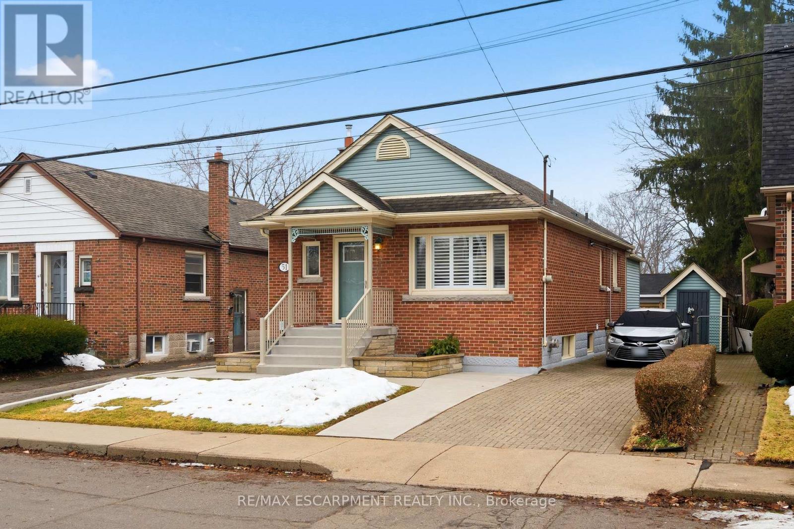 51 Westwood Avenue, Hamilton (Ainslie Wood), Ontario  L8S 2A7 - Photo 2 - X12861544