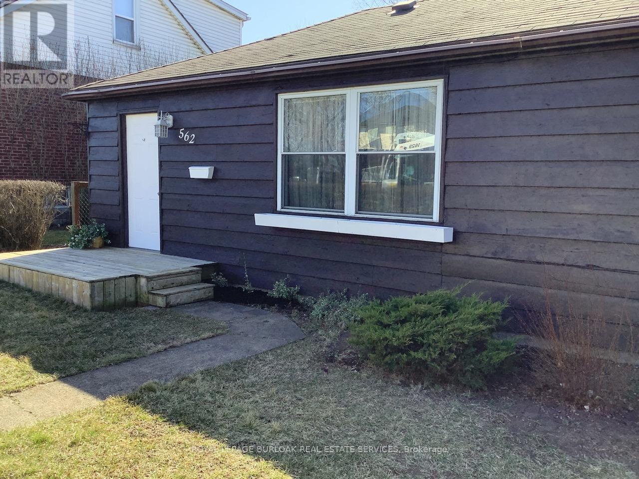 562 Beach Boulevard, Hamilton (Hamilton Beach), Ontario  L8H 6X6 - Photo 2 - X12861608