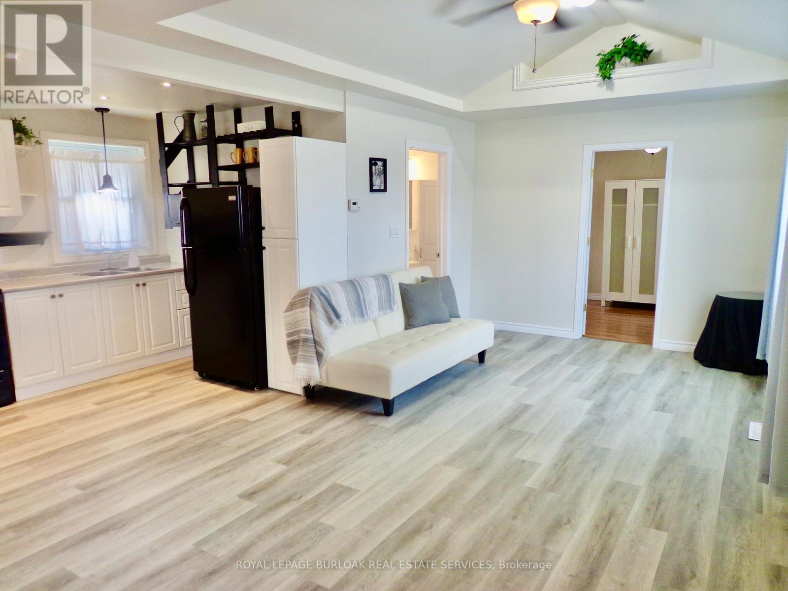 562 Beach Boulevard, Hamilton (Hamilton Beach), Ontario  L8H 6X6 - Photo 3 - X12861608