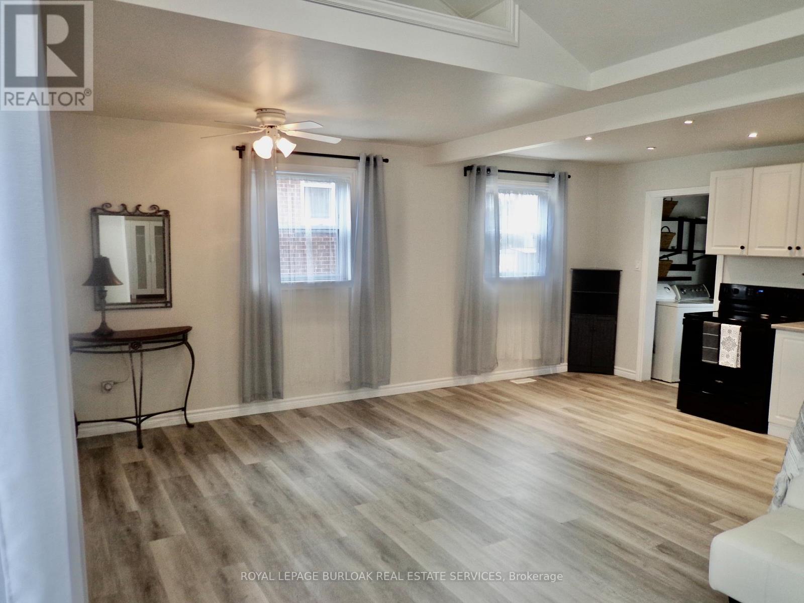 562 Beach Boulevard, Hamilton (Hamilton Beach), Ontario  L8H 6X6 - Photo 4 - X12861608