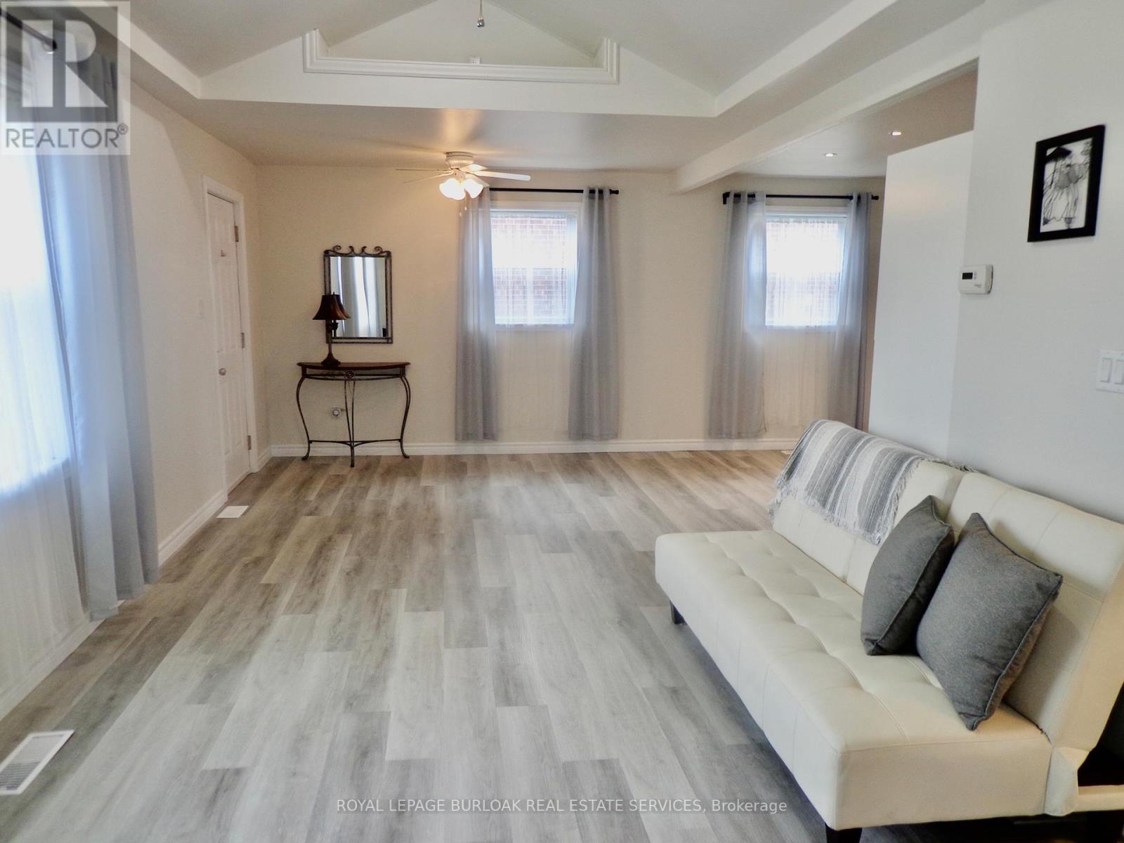 562 Beach Boulevard, Hamilton (Hamilton Beach), Ontario  L8H 6X6 - Photo 5 - X12861608