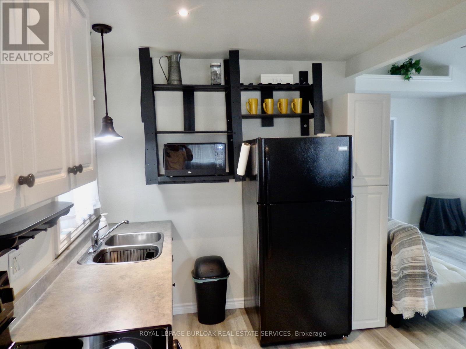 562 Beach Boulevard, Hamilton (Hamilton Beach), Ontario  L8H 6X6 - Photo 9 - X12861608