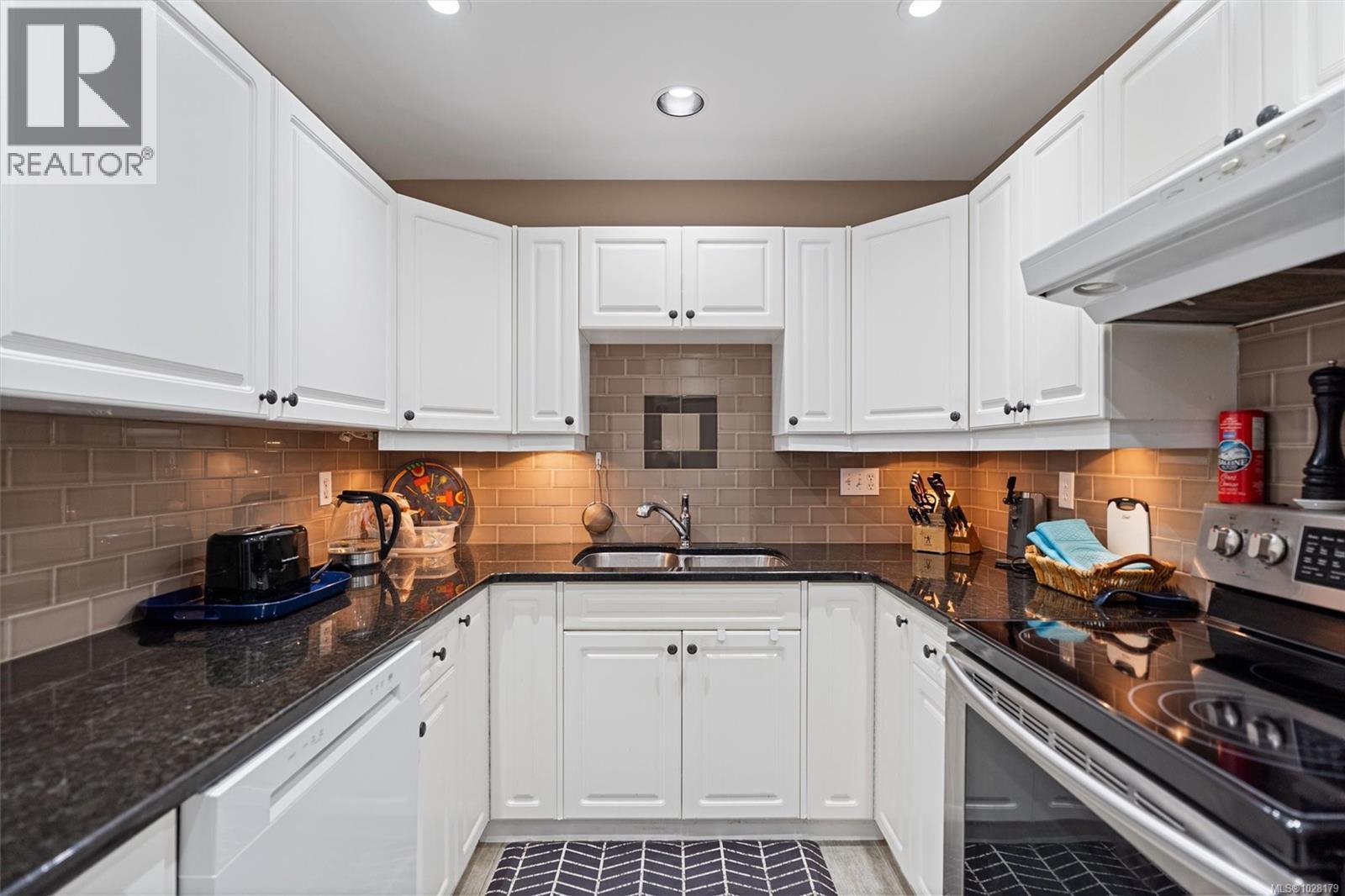 7 2715 Shelbourne St, Victoria, British Columbia  V8R 4M3 - Photo 13 - 1028179