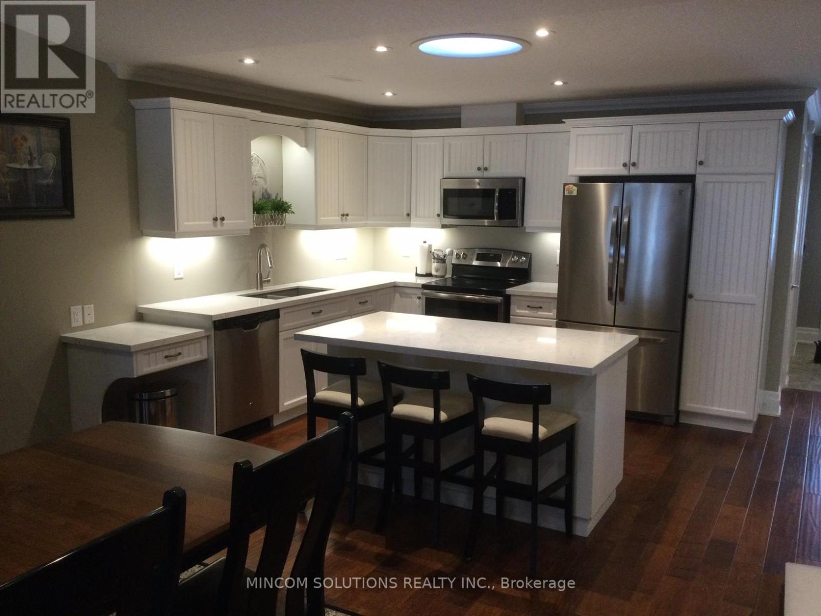 92 Clover Crescent, Wasaga Beach, Ontario  L9Z 0G4 - Photo 6 - S12813978