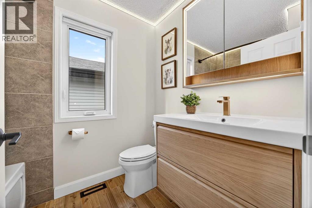 104 Meadowbrook Bay Se, Airdrie, Alberta  T4A 2B3 - Photo 31 - A2287567