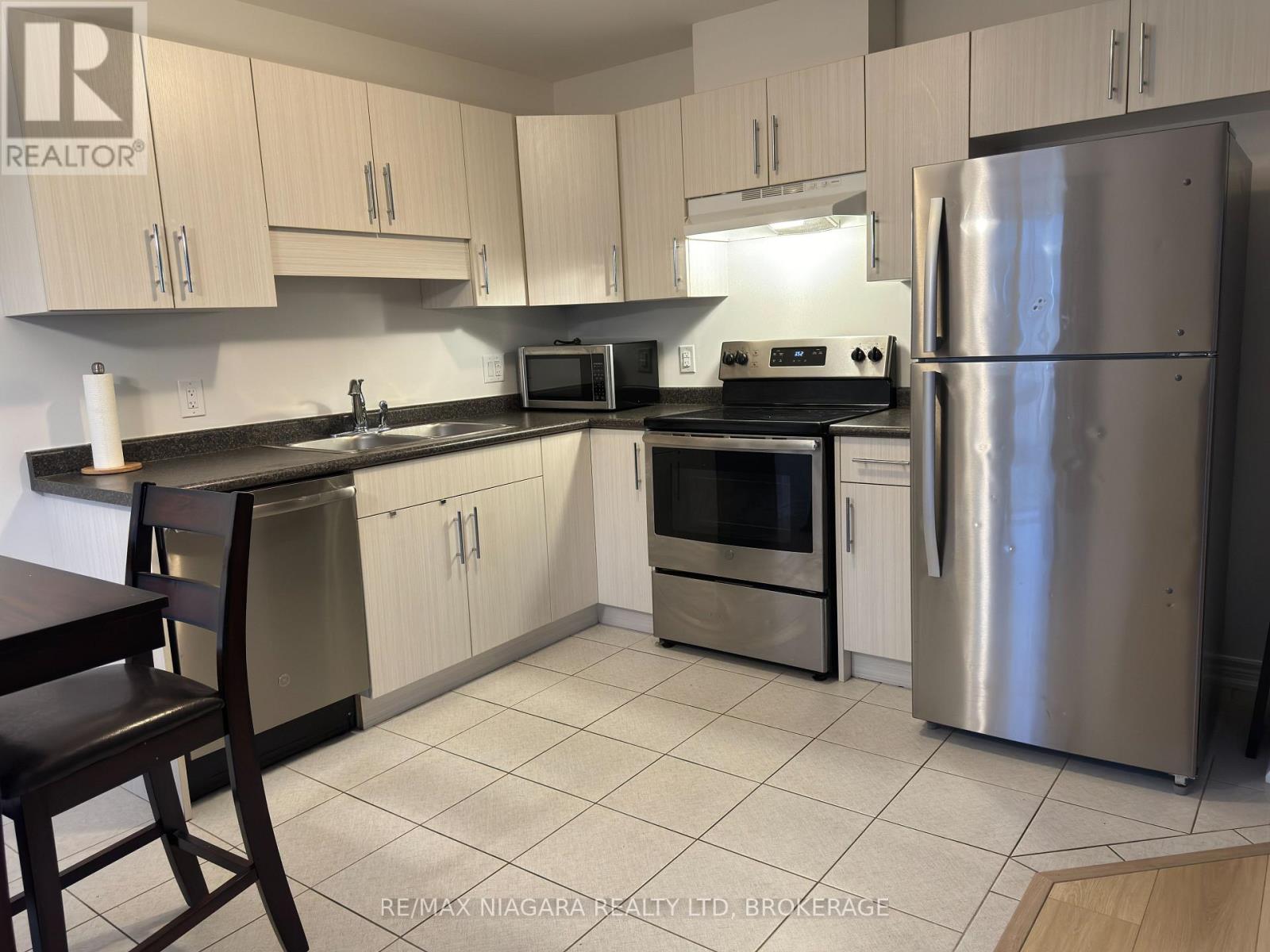 218 Heron Street, Welland, Ontario  L3C 0G7 - Photo 3 - X12448505