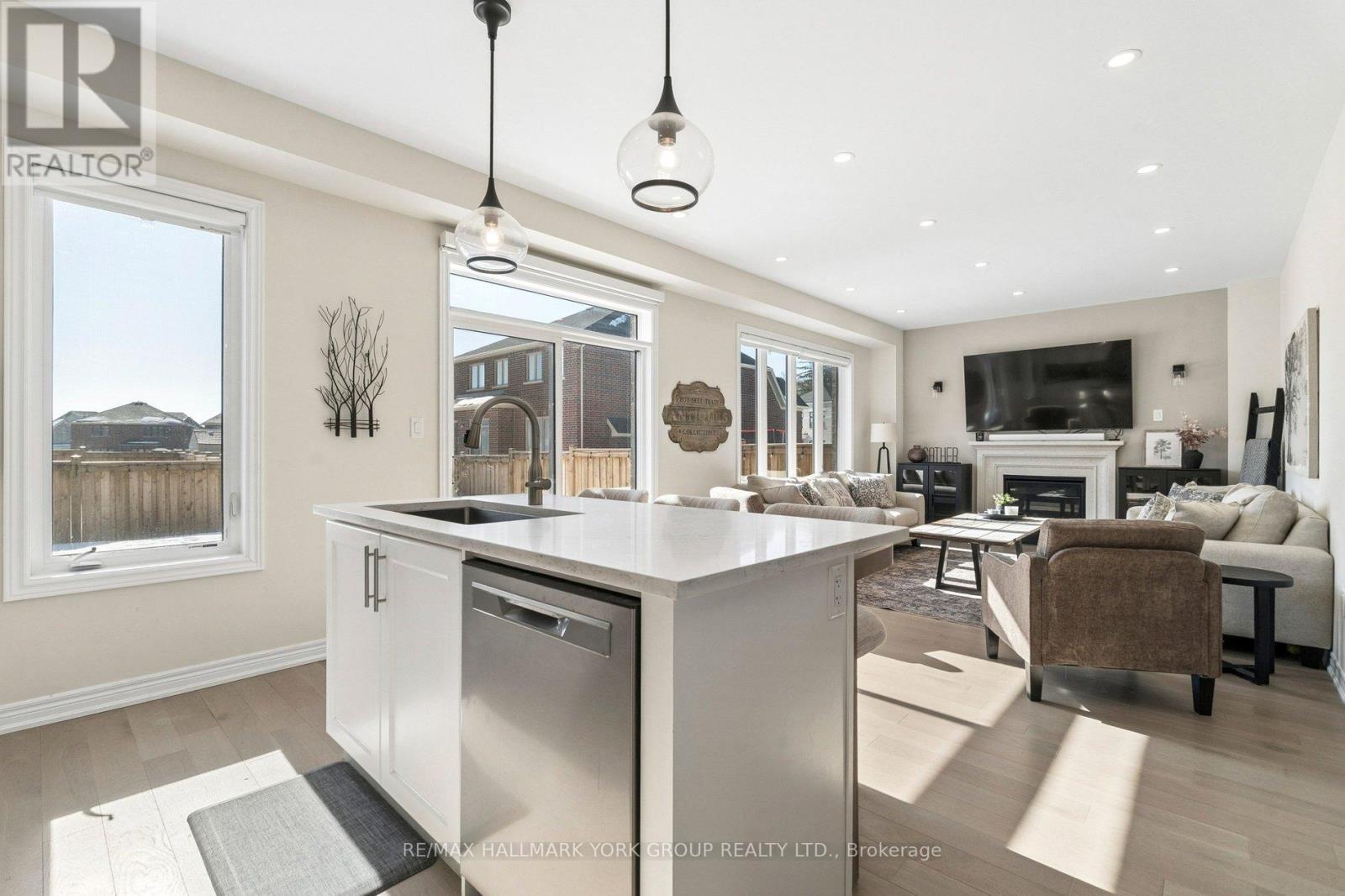 50 Dorothy Caine Crescent, Georgina, Ontario  L4P 3E9 - Photo 12 - N12861840