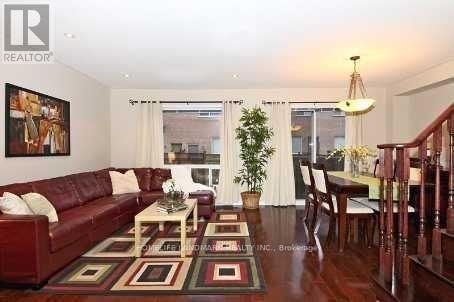 26 Macgregor Avenue, Richmond Hill, Ontario  L4B 4S9 - Photo 2 - N12861878