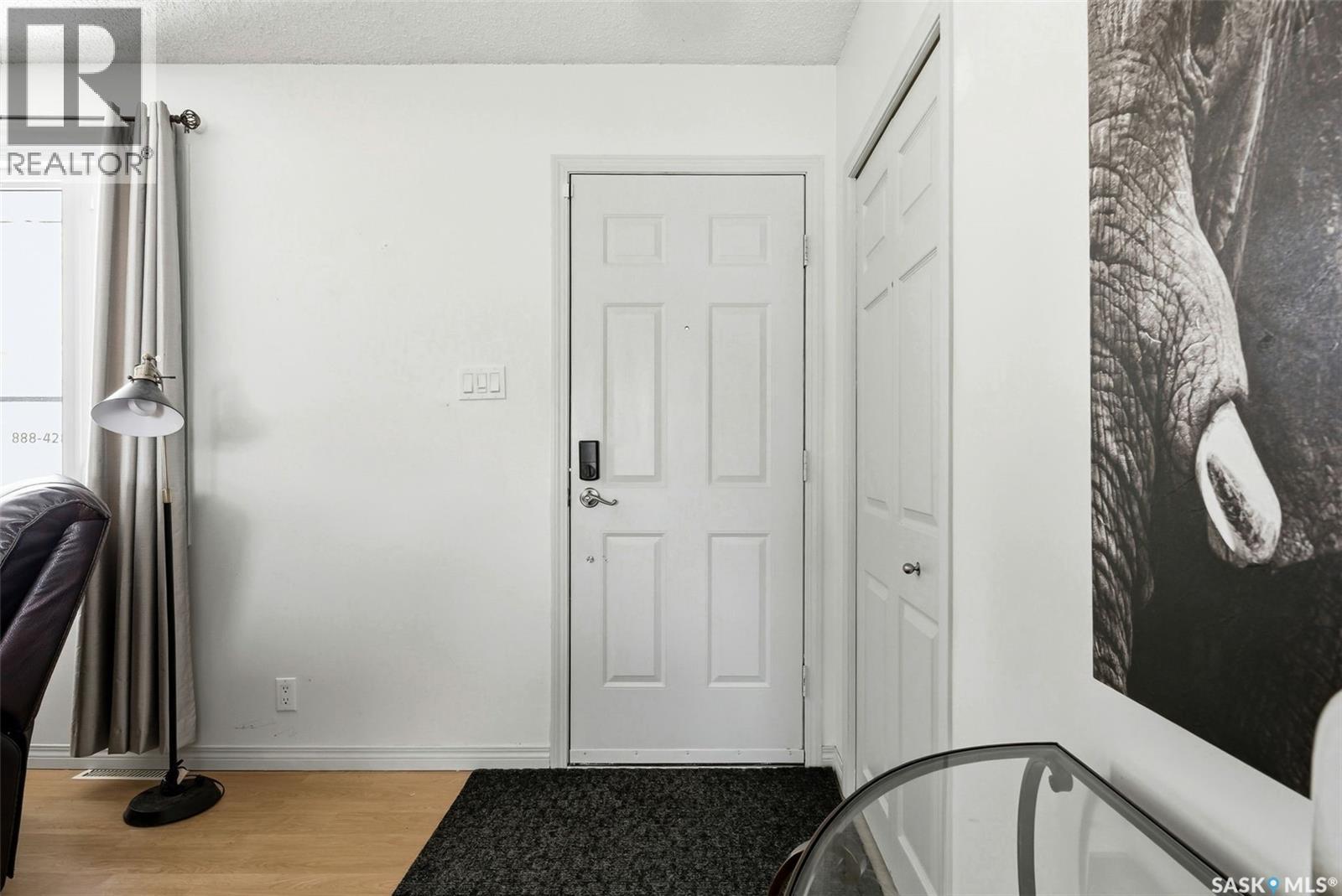 316 Royal Street, Regina, Saskatchewan  S4R 4Y4 - Photo 3 - SK029995