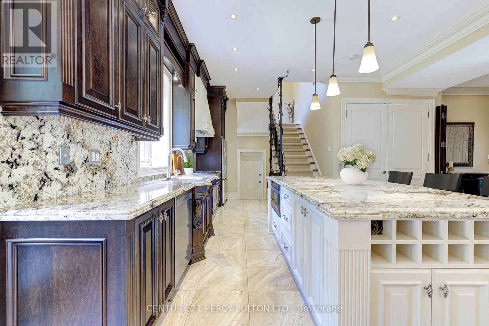 1649 Wedmore Way, Mississauga, Ontario  L5J 2J7 - Photo 9 - W12861924