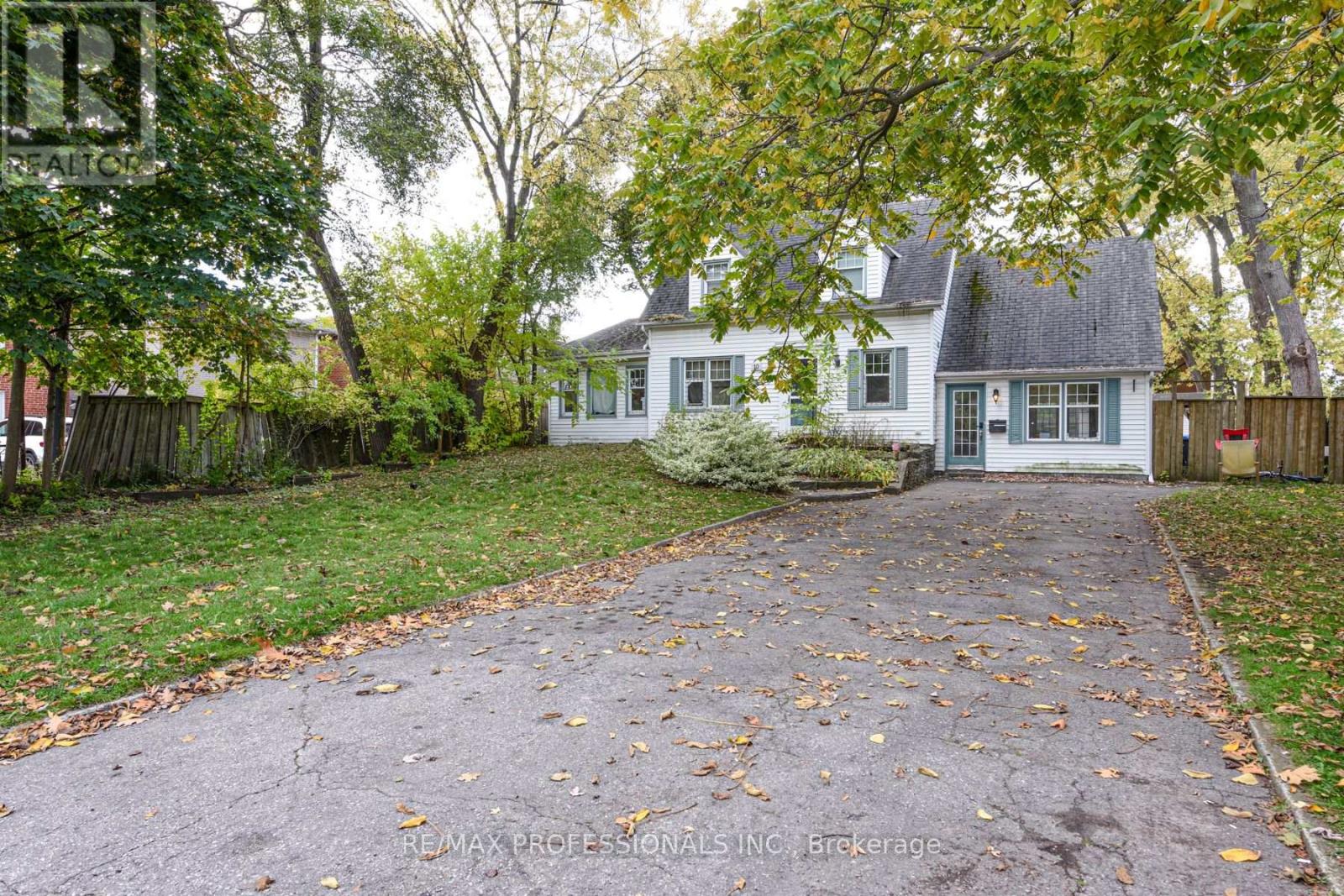 10 Broadview Avenue, Mississauga, Ontario  L5H 2S9 - Photo 4 - W12861964