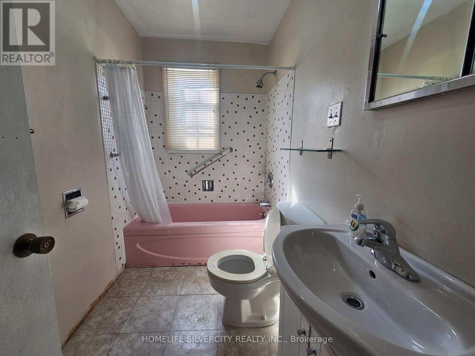 3067 Churchill Avenue, Mississauga (Malton), Ontario  L4T 1R4 - Photo 14 - W12861632