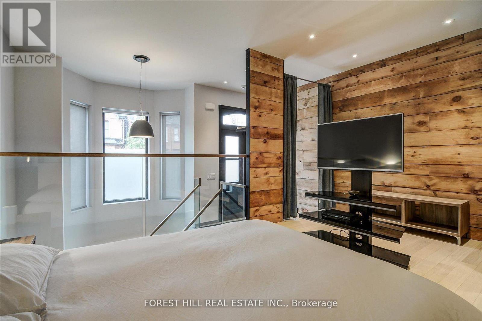 1 - 117 ROBERT STREET Toronto (University), ON M5S 2K5