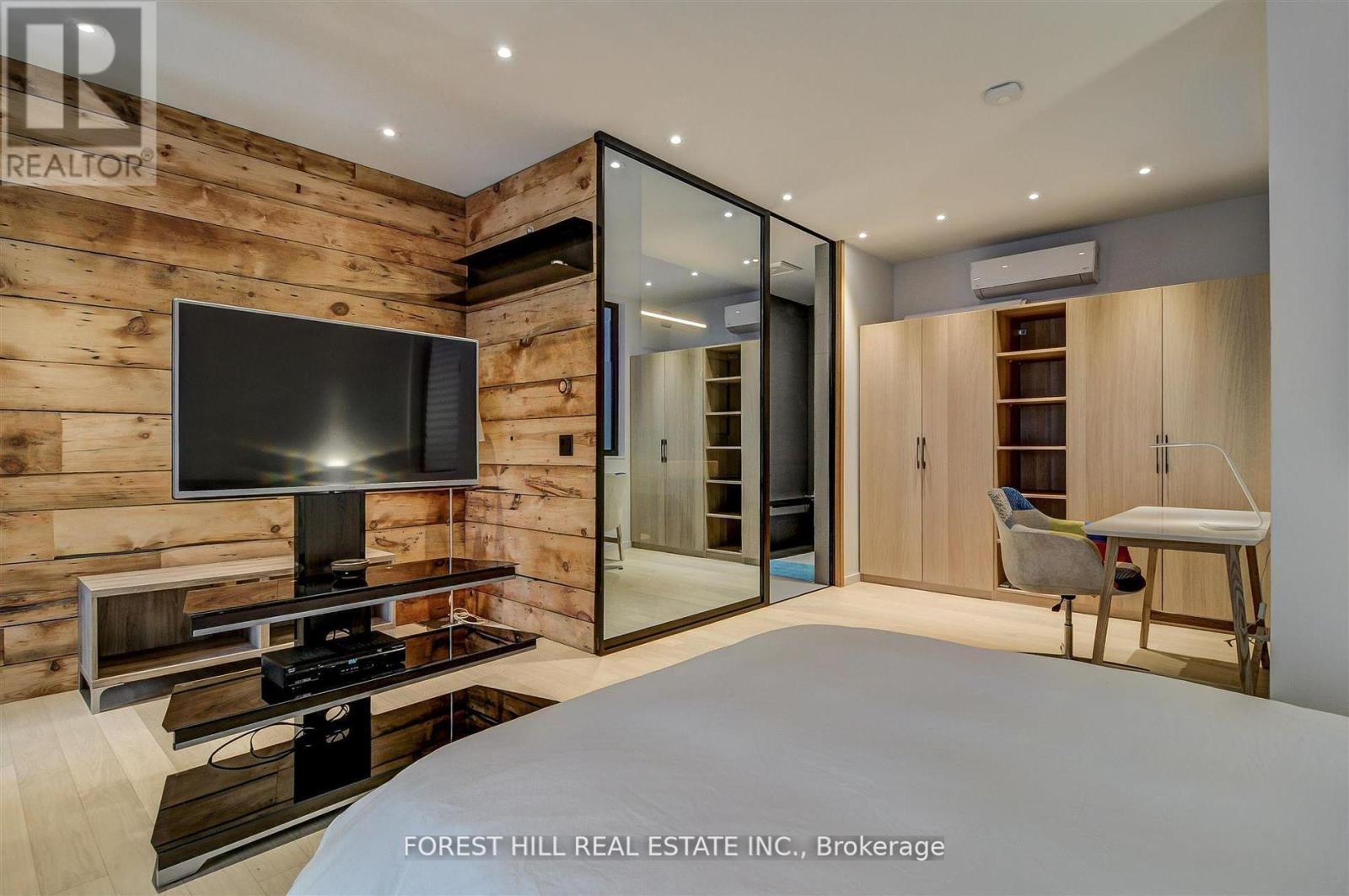 1 - 117 ROBERT STREET Toronto (University), ON M5S 2K5