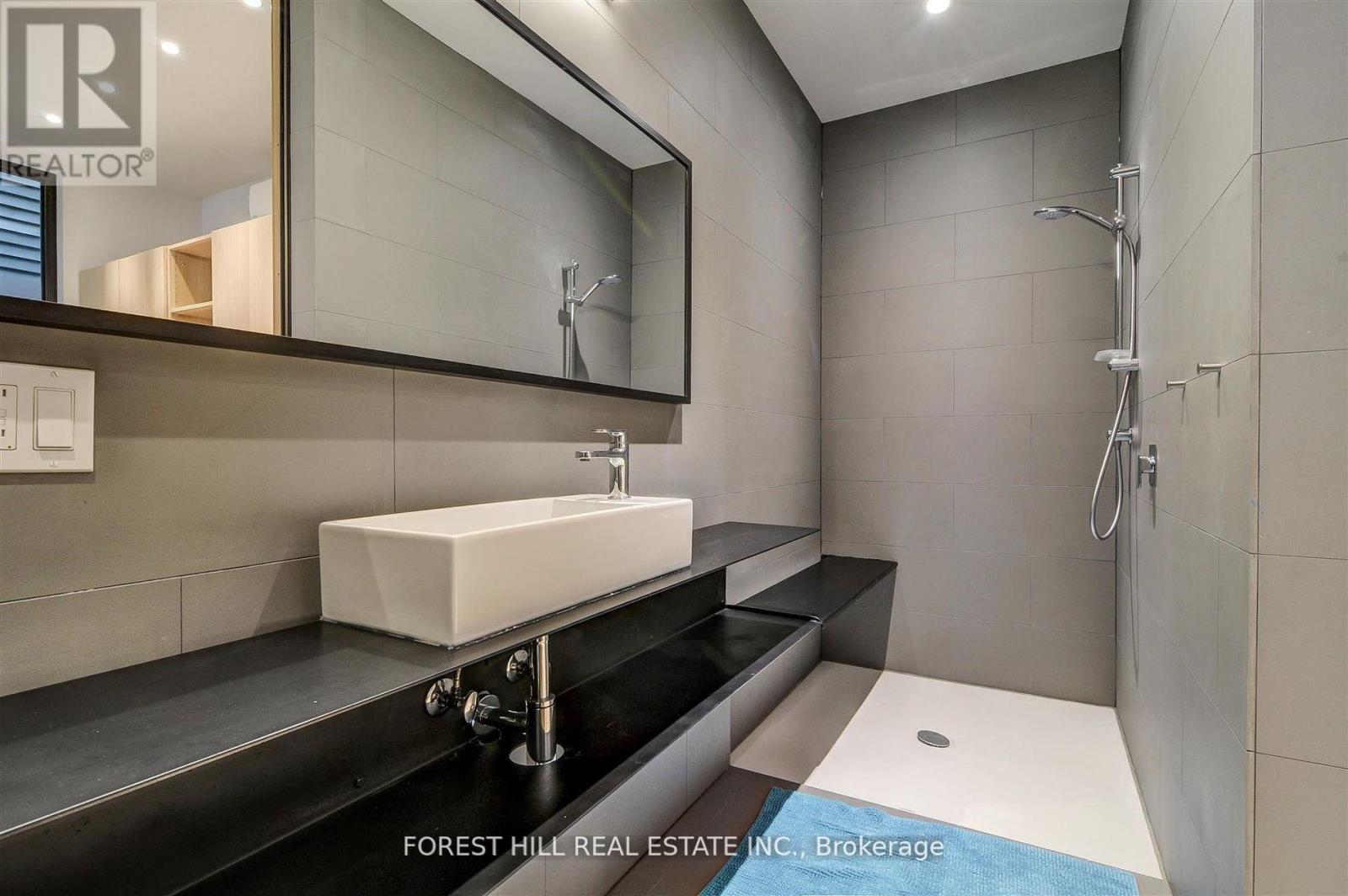 1 - 117 ROBERT STREET Toronto (University), ON M5S 2K5