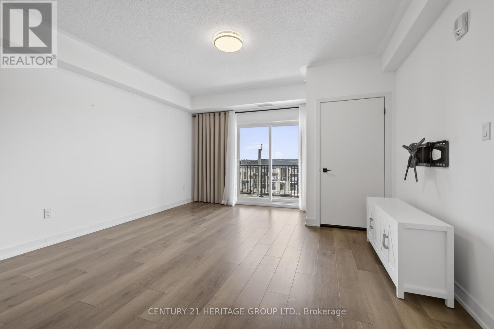 4 Spice Way, Barrie, Ontario  L9J 0M2 - Photo 7 - S12862132