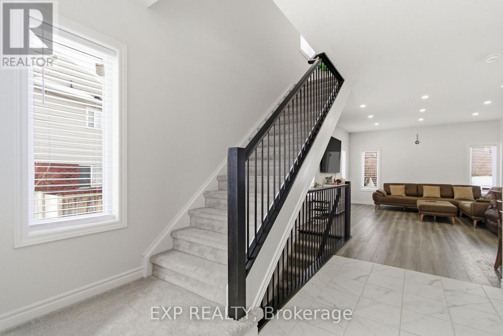 59 Monarch Woods Drive, Kitchener, Ontario  N2P 0K1 - Photo 5 - X12862148