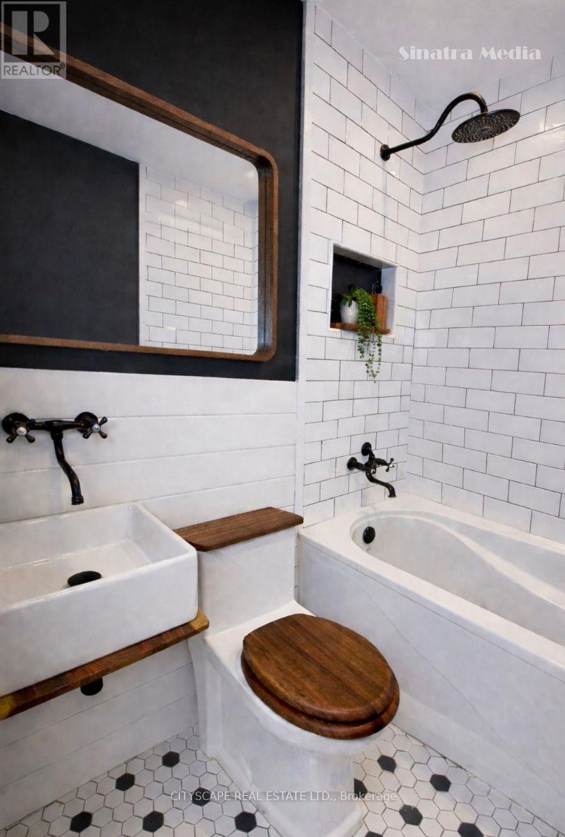 1004 - 49 Queen Street E, Mississauga, Ontario  L5G 4N6 - Photo 5 - W12836548