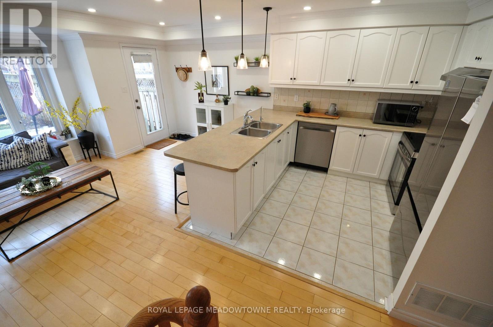 11 Bradley Drive, Halton Hills, Ontario  L7G 6B5 - Photo 7 - W12861794