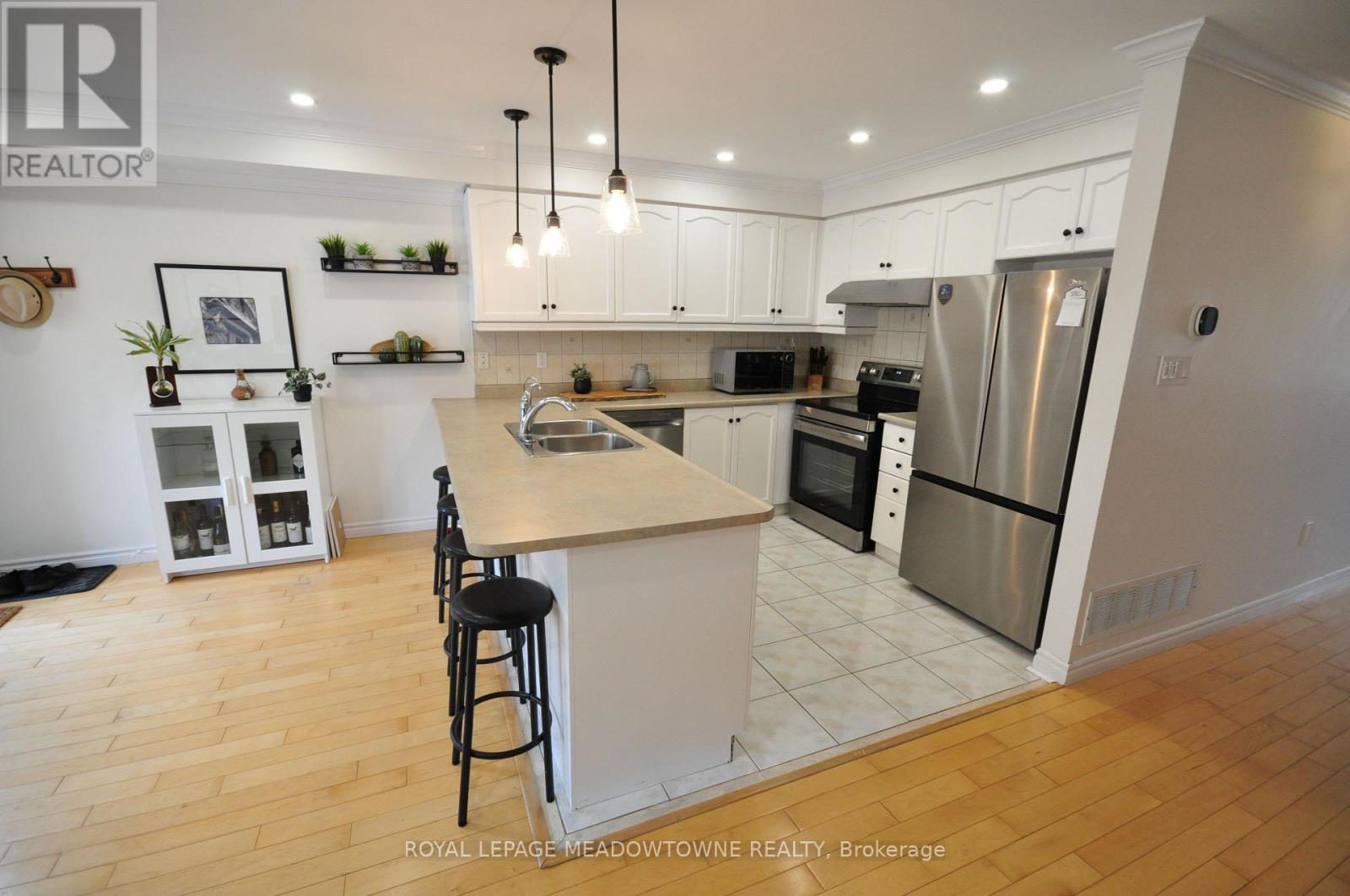 11 Bradley Drive, Halton Hills, Ontario  L7G 6B5 - Photo 8 - W12861794