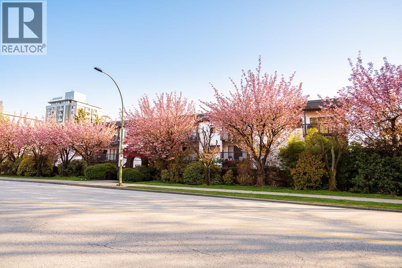 208 211 W 3RD STREET, north vancouver, British Columbia