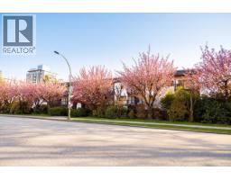 208 211 W 3RD STREET, North Vancouver, British Columbia