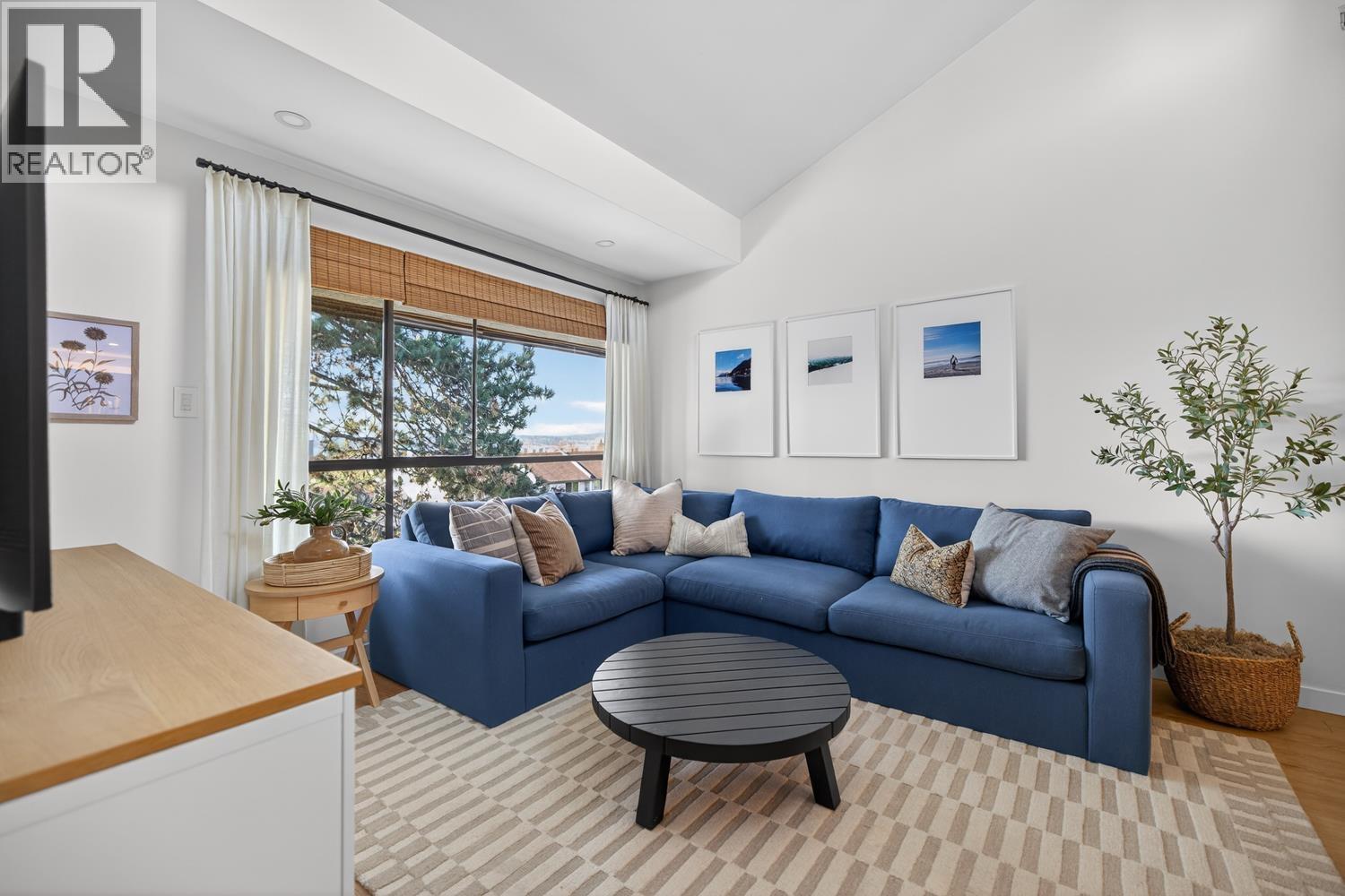 330 210 W 2ND STREET, north vancouver, British Columbia