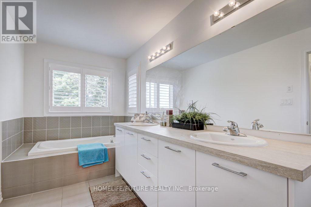 58 Ridge Gate Crescent, East Gwillimbury (Mt Albert), Ontario  L0G 1M0 - Photo 15 - N12862372