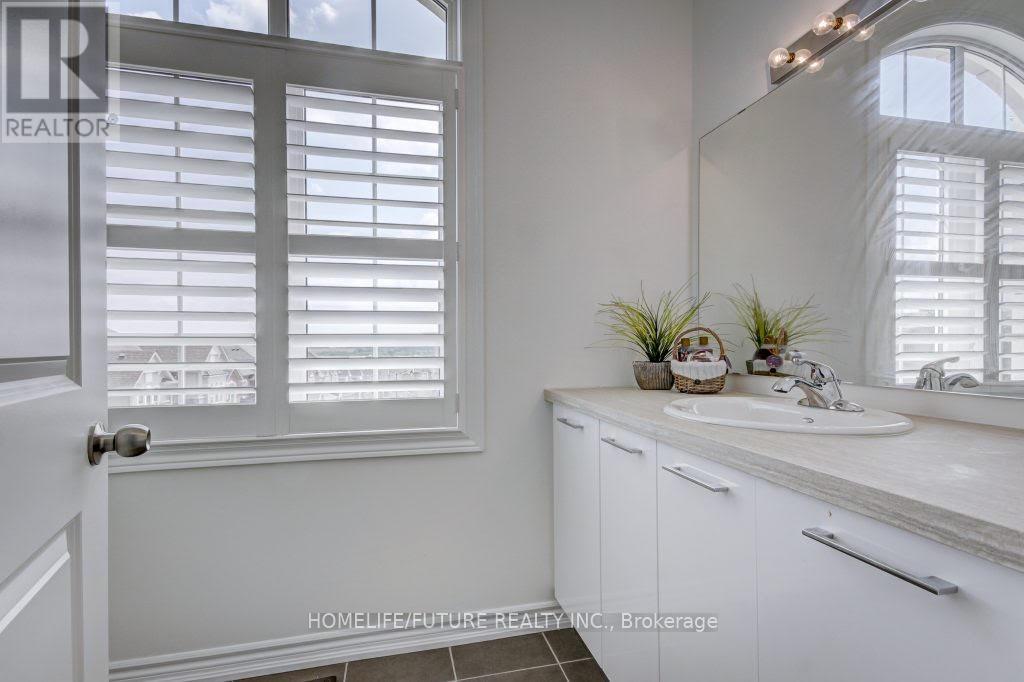 58 Ridge Gate Crescent, East Gwillimbury (Mt Albert), Ontario  L0G 1M0 - Photo 19 - N12862372