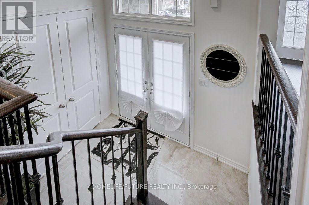 58 Ridge Gate Crescent, East Gwillimbury (Mt Albert), Ontario  L0G 1M0 - Photo 4 - N12862372