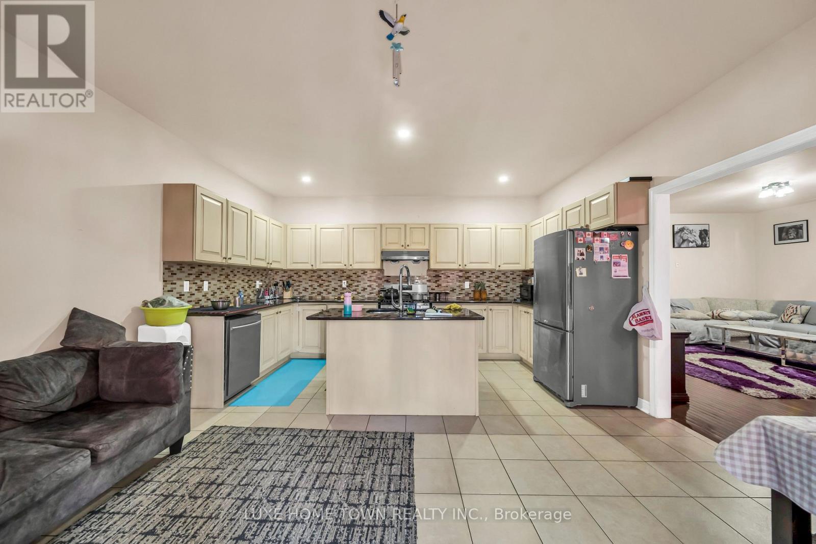 8 Atira Avenue, Brampton (Fletcher's Meadow), Ontario  L7A 3T3 - Photo 12 - W12862268