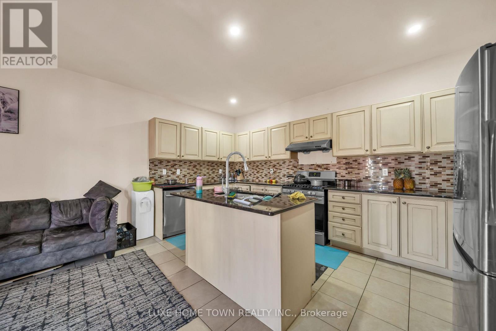 8 Atira Avenue, Brampton (Fletcher's Meadow), Ontario  L7A 3T3 - Photo 13 - W12862268