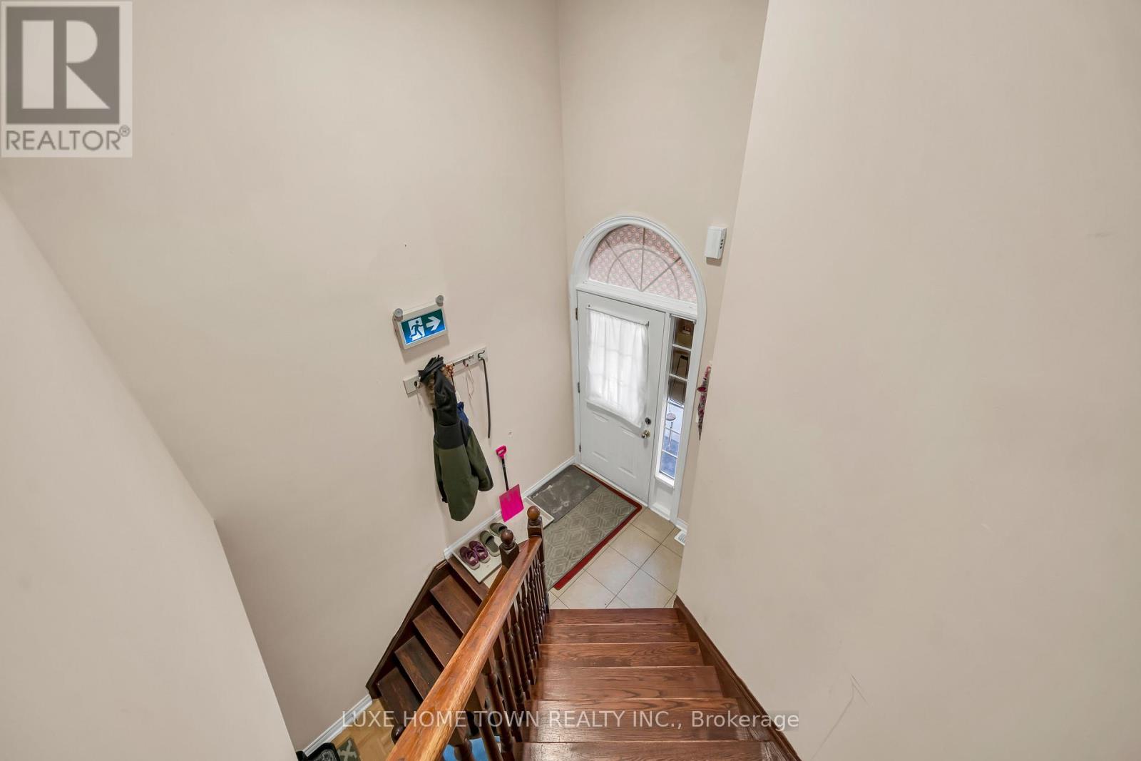 8 Atira Avenue, Brampton (Fletcher's Meadow), Ontario  L7A 3T3 - Photo 6 - W12862268