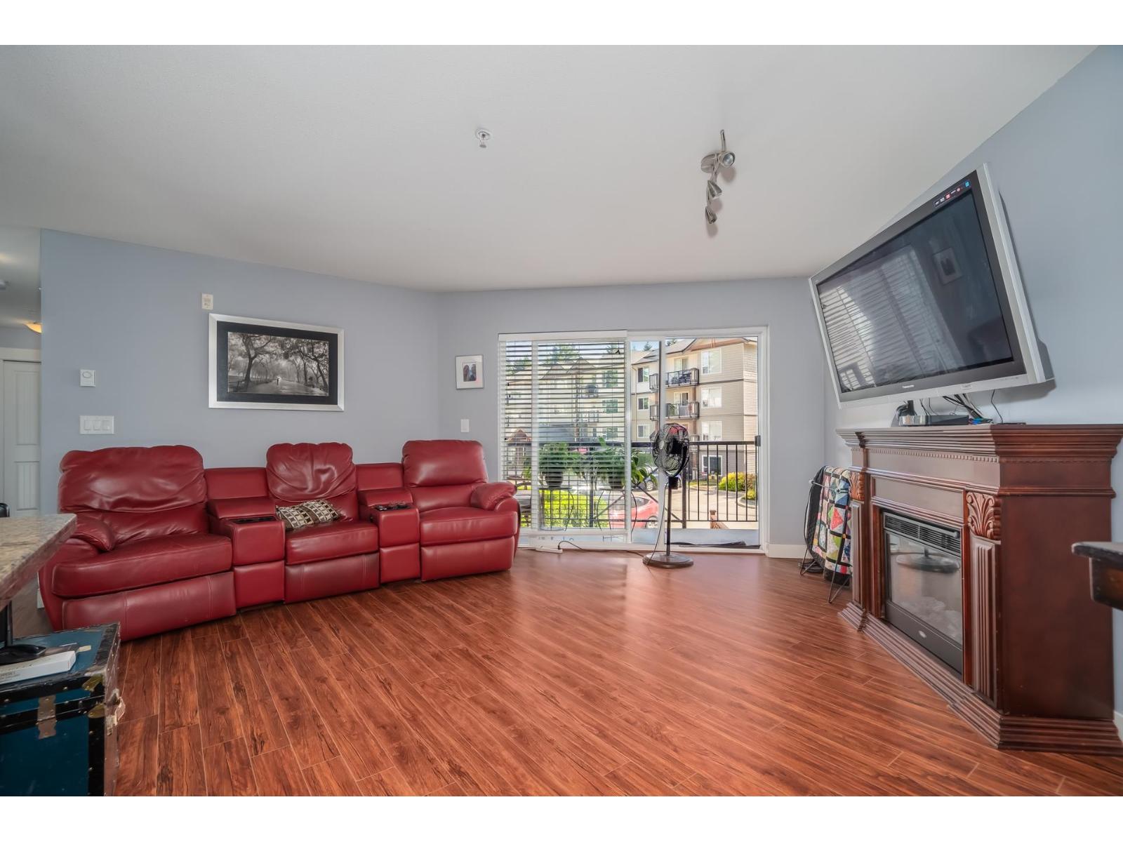 202 2955 Diamond Crescent, Abbotsford, British Columbia  V2T 2L5 - Photo 3 - R3097397