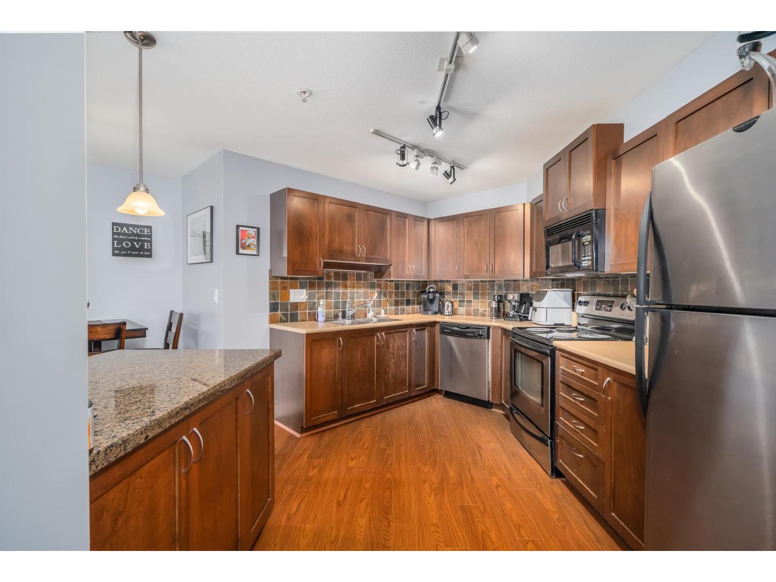 202 2955 Diamond Crescent, Abbotsford, British Columbia  V2T 2L5 - Photo 8 - R3097397