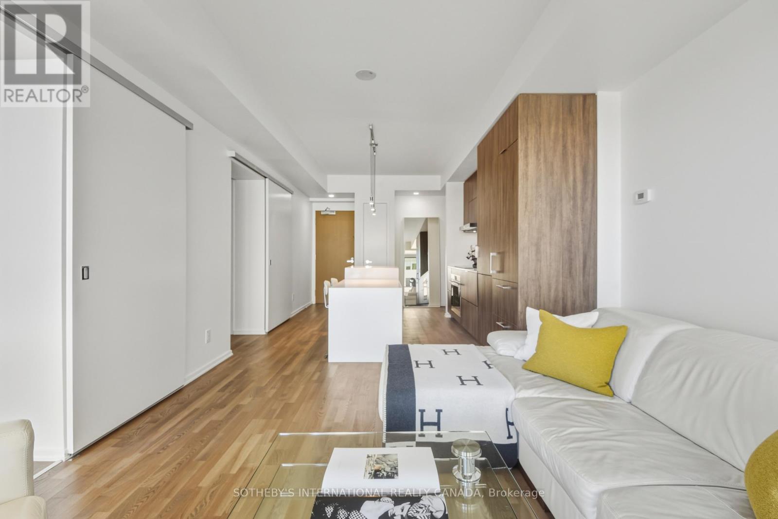 <div class="slider-price">$699,000</div><p>2712 - 1 Bloor Street E, Toronto, Ontario</p>